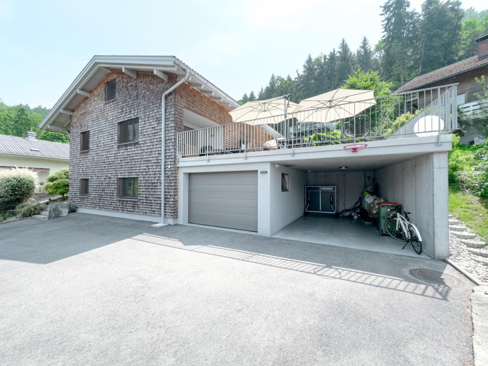 Außenansicht Vorplatz Garage