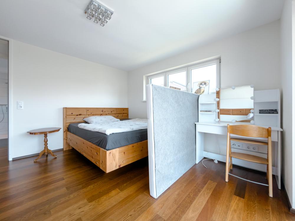 Schlafzimmer 1